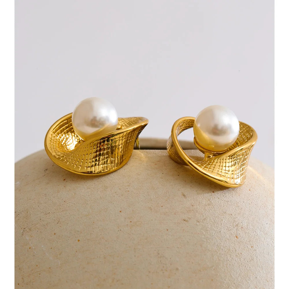 Pearl geometric earrings in gold-plated stainless steel with pearl.
