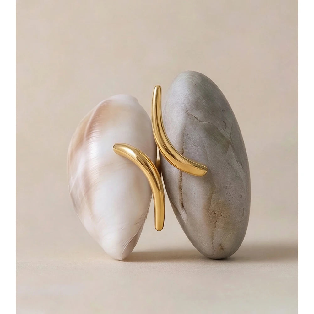 Minimalist geometric ring in gold-plated stainless steel.