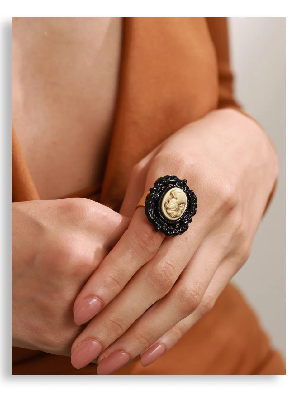 Pearl resin geometric ring in 18K gold-plated stainless steel with pearl and resin.