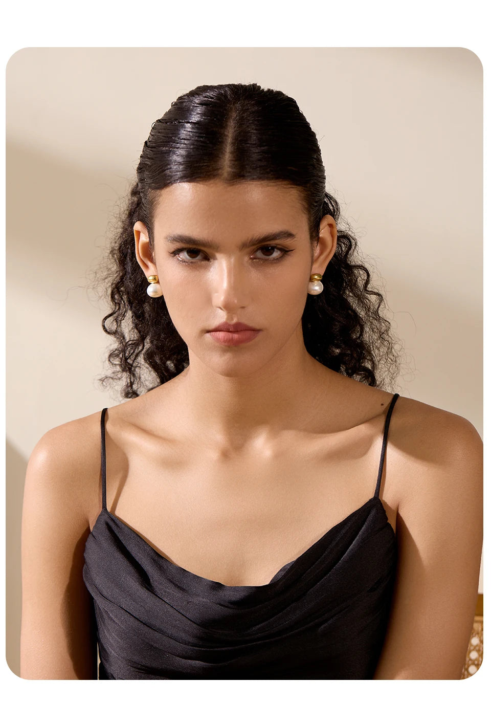 Pearl beaded geometric earrings in gold-plated stainless steel with pearl.