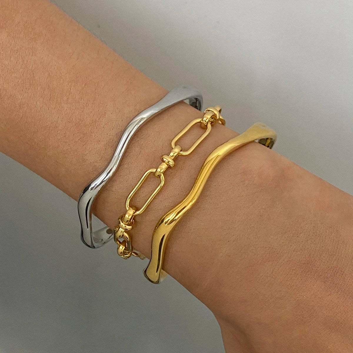 Wavy Cuff Chain Bracelet — 18K Gold Plated · PA005