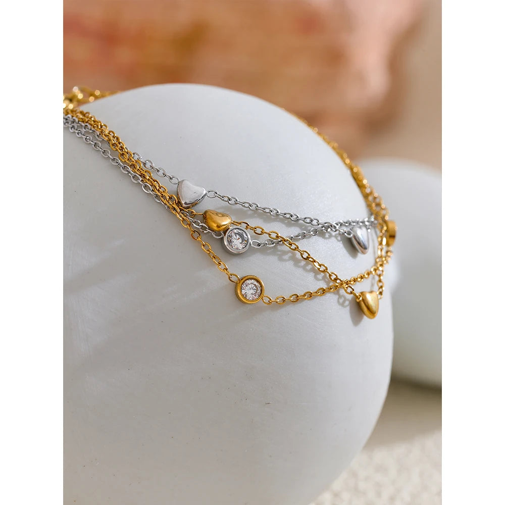 Cubic zirconia heart chain necklace in gold-plated stainless steel with cubic zirconia.