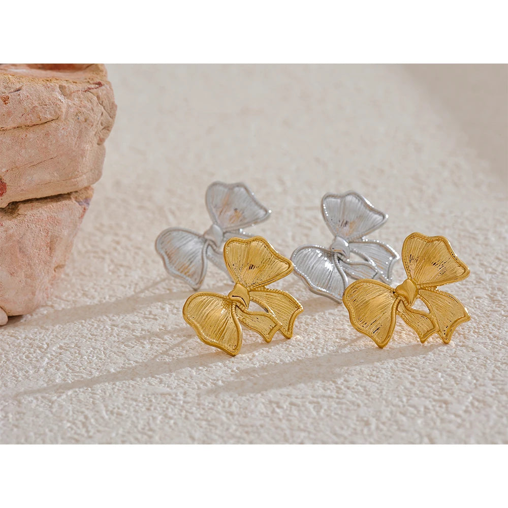 Bow earrings in gold-plated stainless steel.