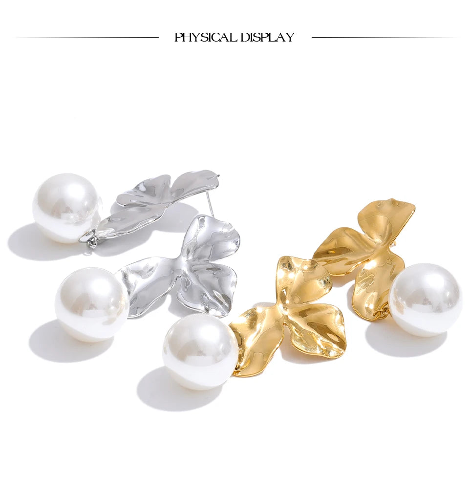 Pearl flower earrings in gold-plated stainless steel with pearl.