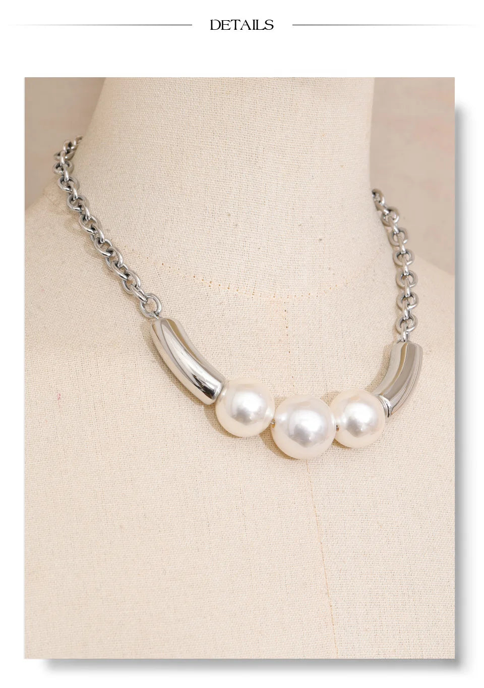 Pearl beaded geometric necklace in gold-plated stainless steel with pearl.
