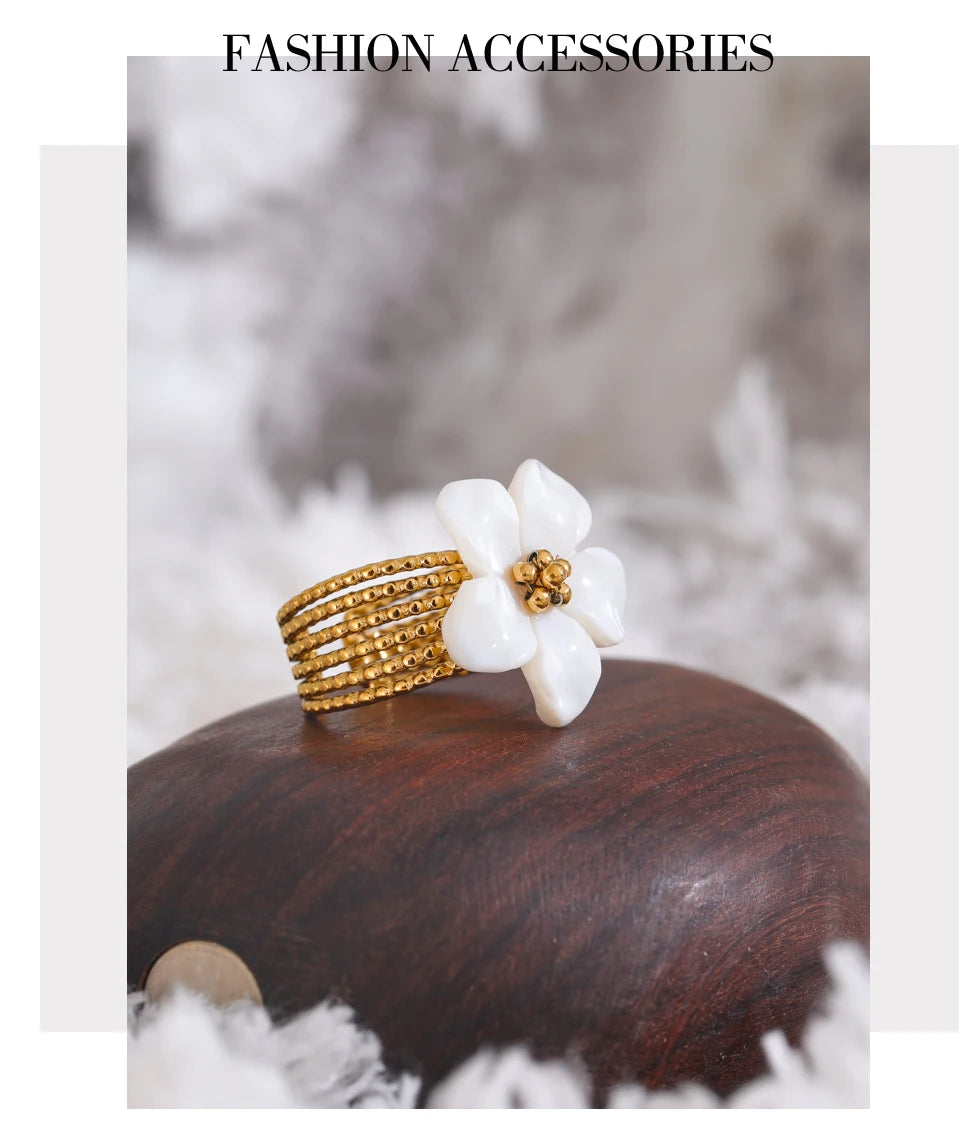 Shell flower ring in 18K gold-plated stainless steel with shell.
