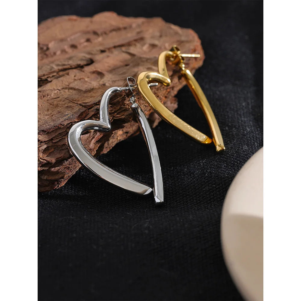 Heart minimalist earrings in gold-plated stainless steel.