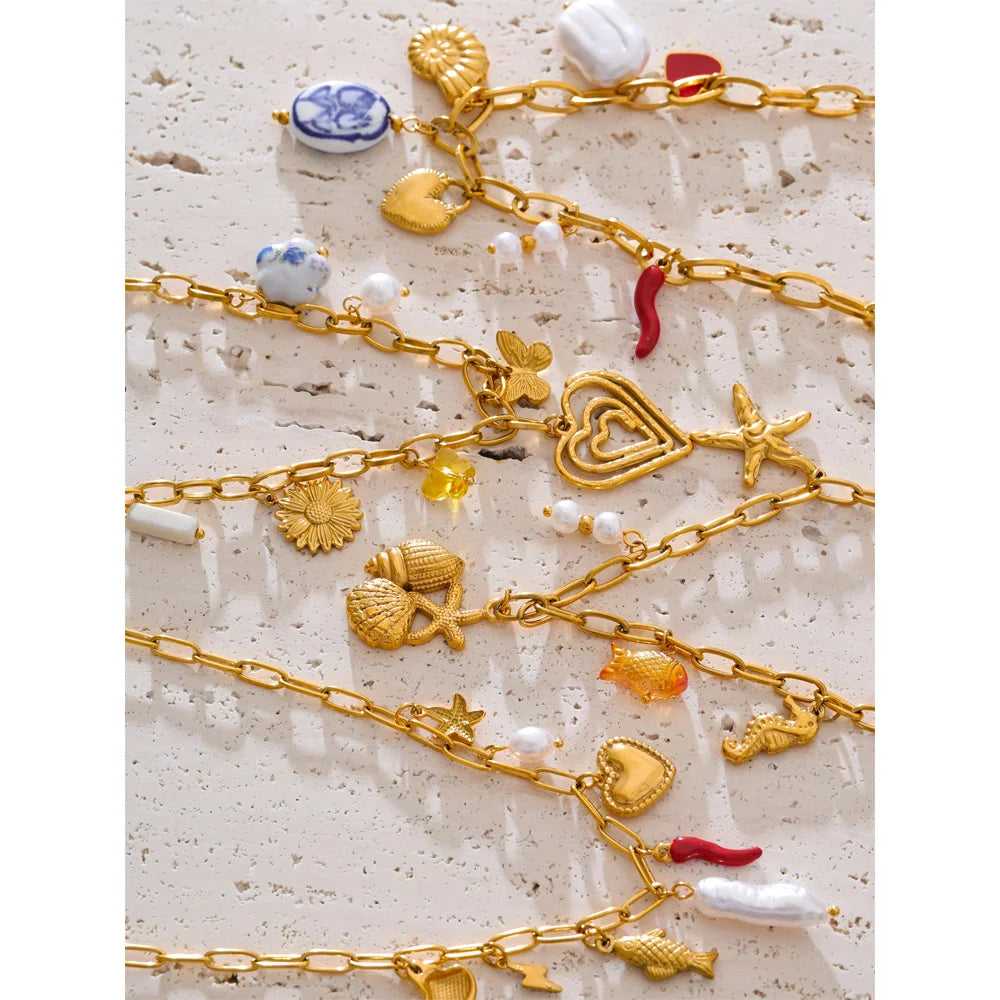 Pearl shell flower necklace in gold-plated stainless steel with pearl and shell.