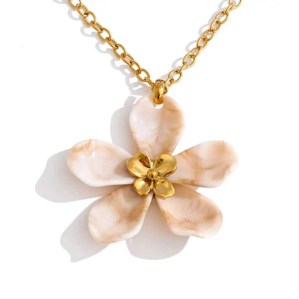 Resin acrylic flower necklace in gold-plated stainless steel with resin and acrylic.