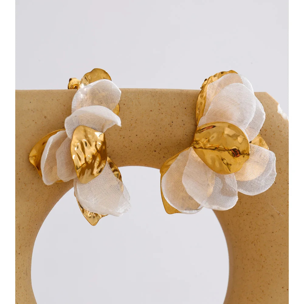 Flower earrings in gold-plated stainless steel.