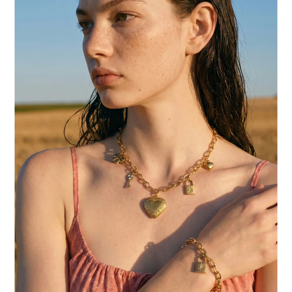 Heart necklace in gold-plated stainless steel.