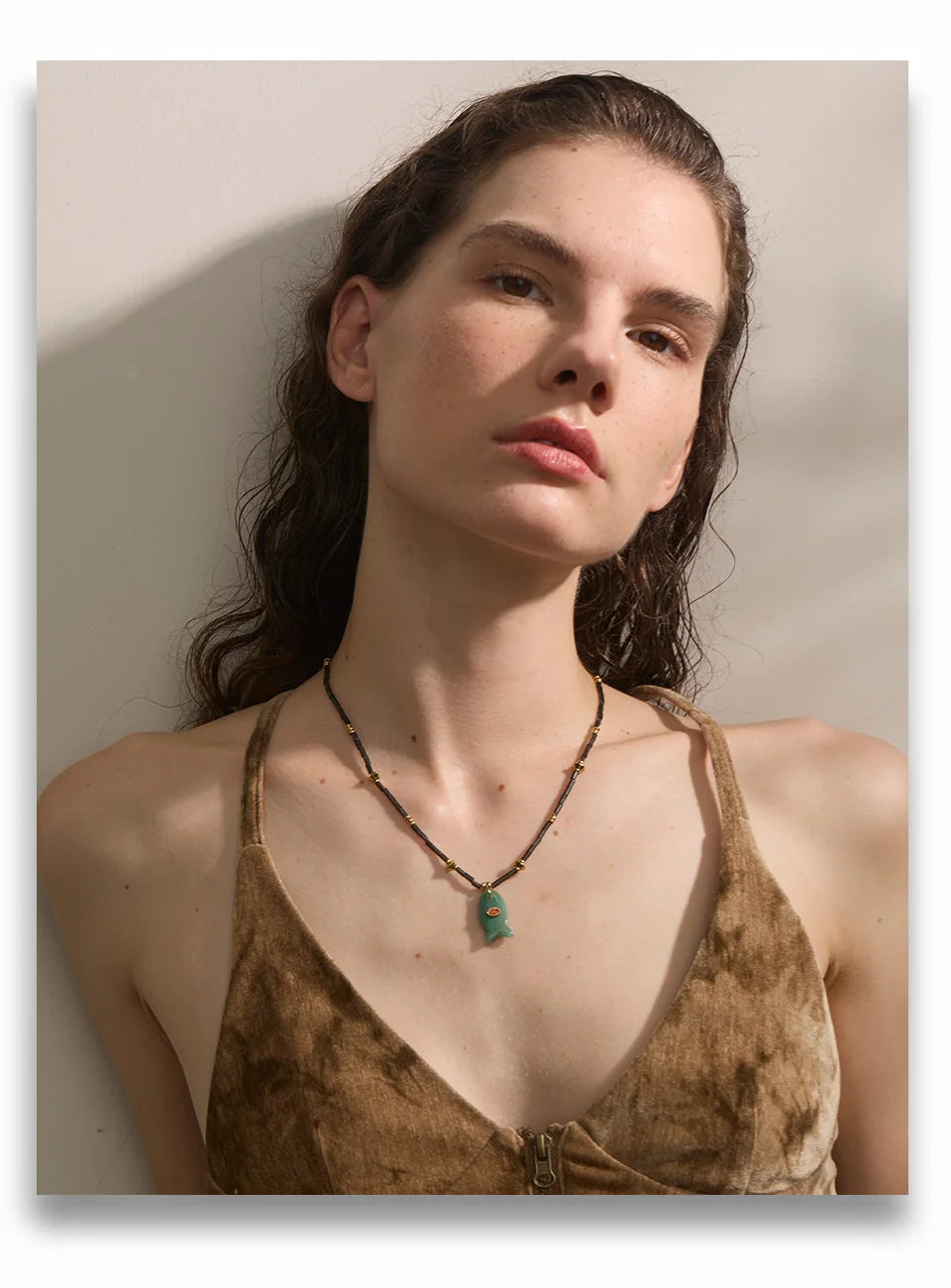 Natural stone geometric necklace in gold-plated stainless steel with natural stone.