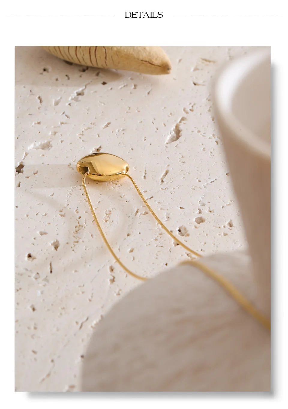 Geometric necklace in gold-plated stainless steel.