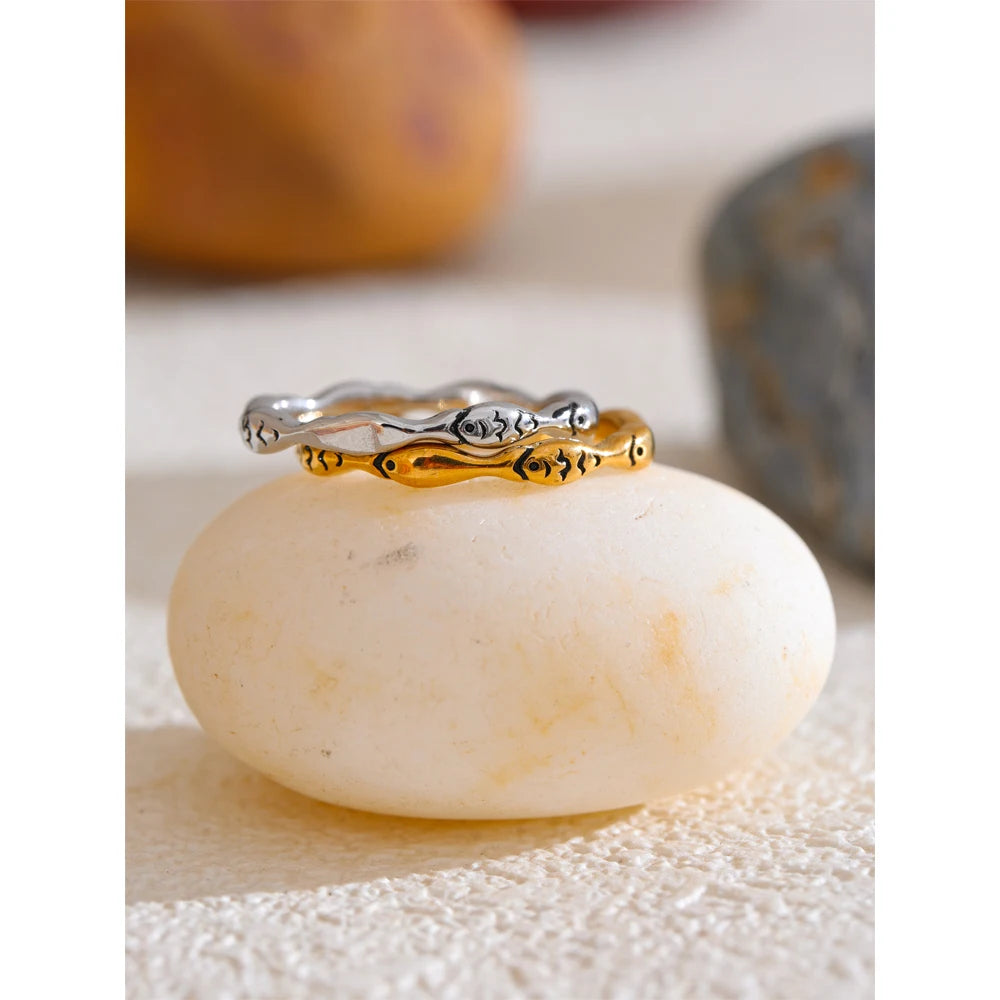 Minimalist geometric ring in 18K gold-plated stainless steel.