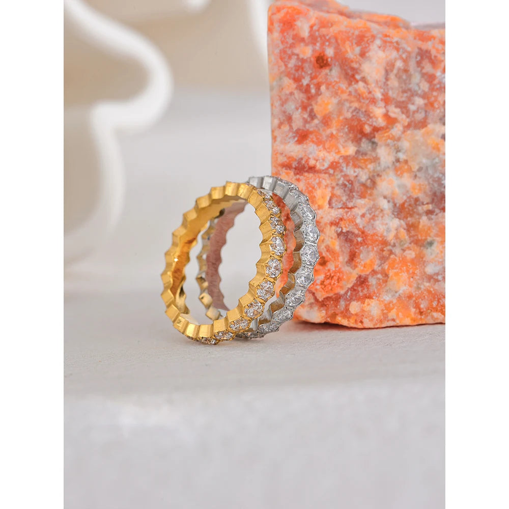 White cubic zirconia geometric ring in gold-plated stainless steel with cubic zirconia.