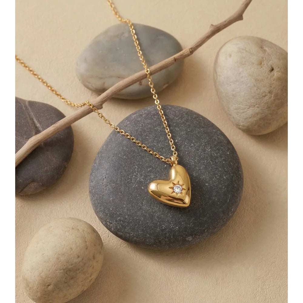 Cubic zirconia heart necklace in gold-plated stainless steel with cubic zirconia.