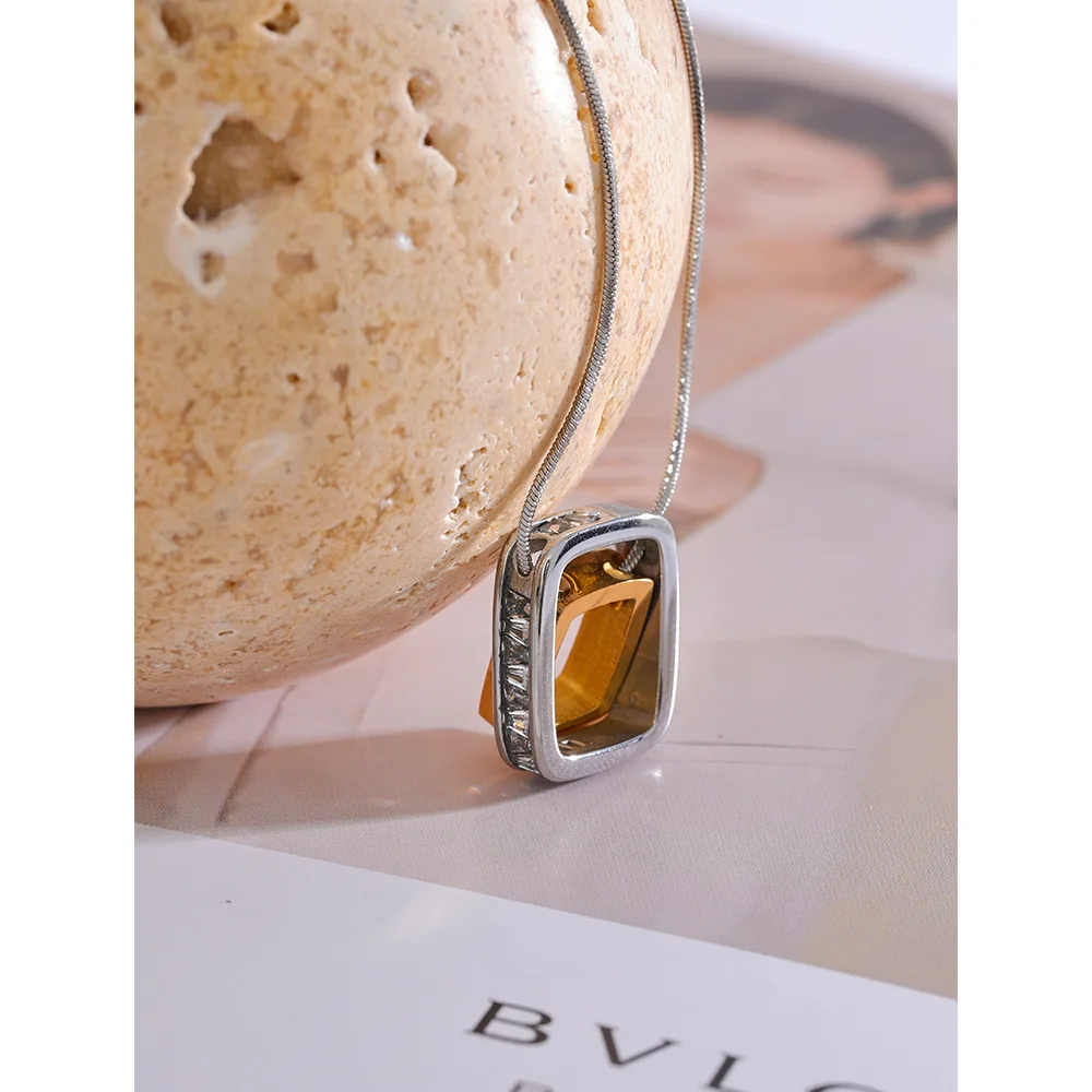 Geometric layered necklace in gold-plated 316L stainless steel.
