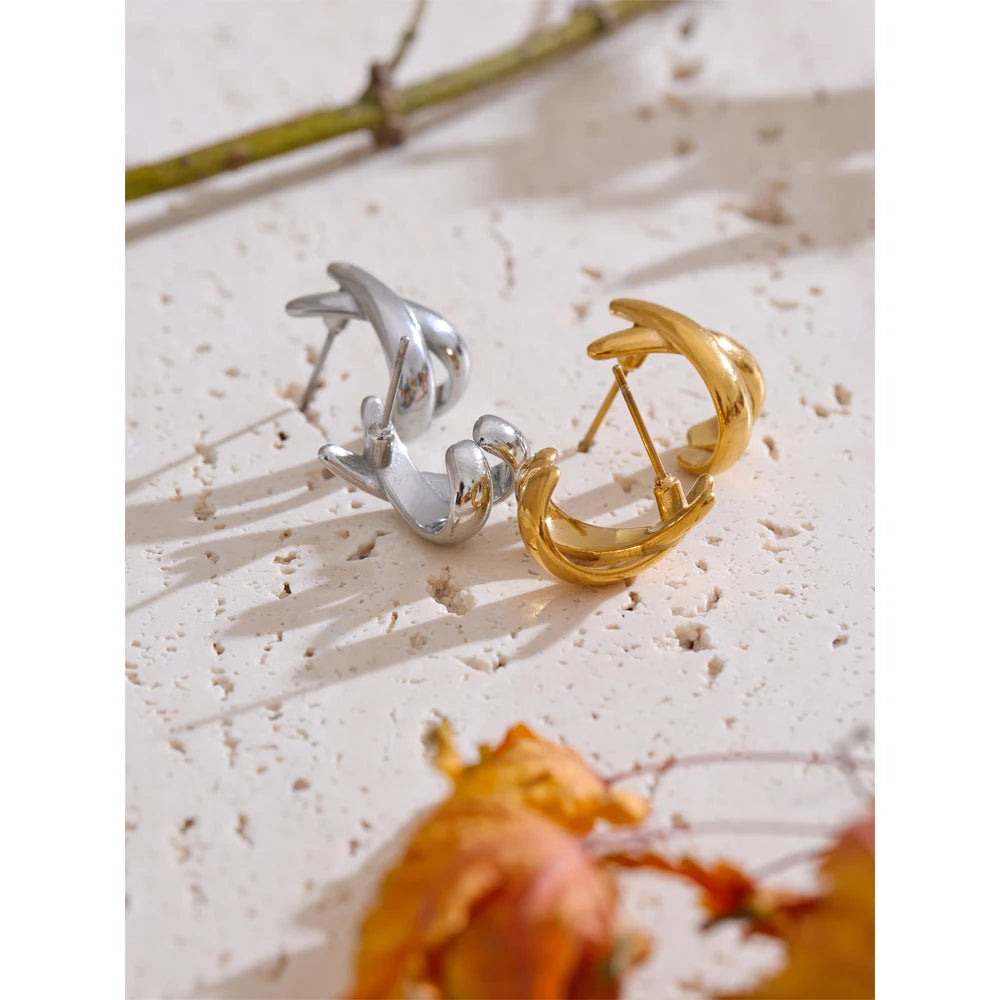 Minimalist geometric earrings in gold-plated stainless steel.
