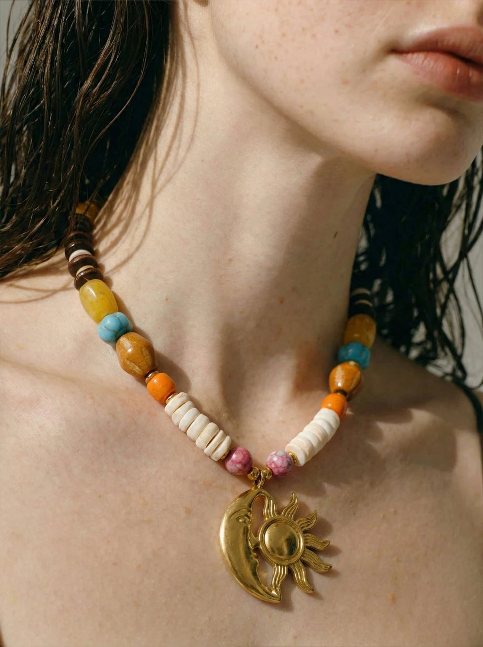 Resin natural stone moon necklace in gold-plated stainless steel with natural stone and resin.
