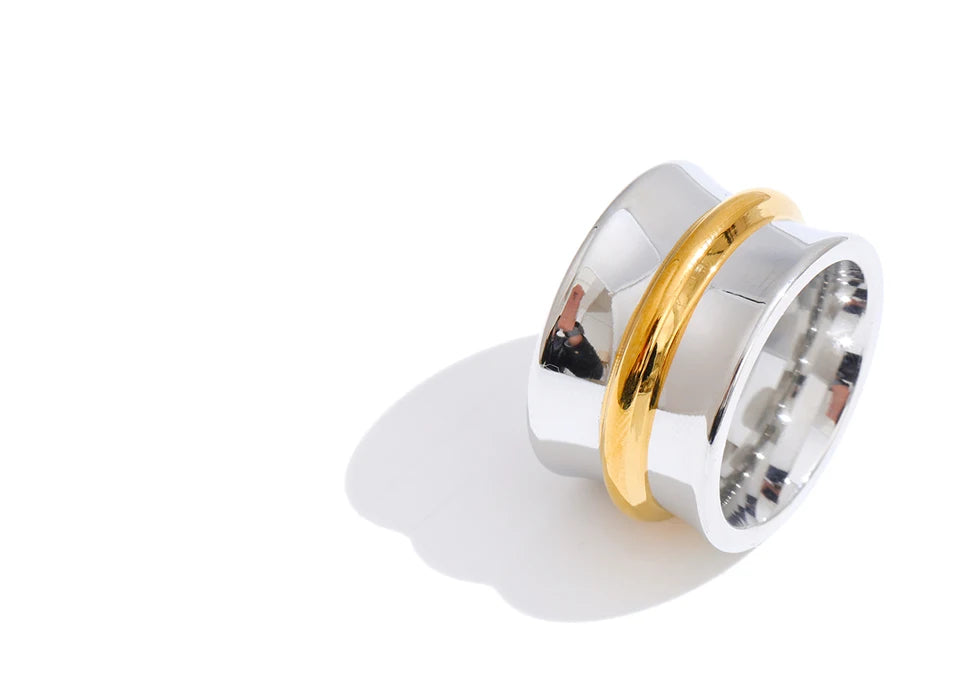 Minimalist geometric ring in 18K gold-plated stainless steel.