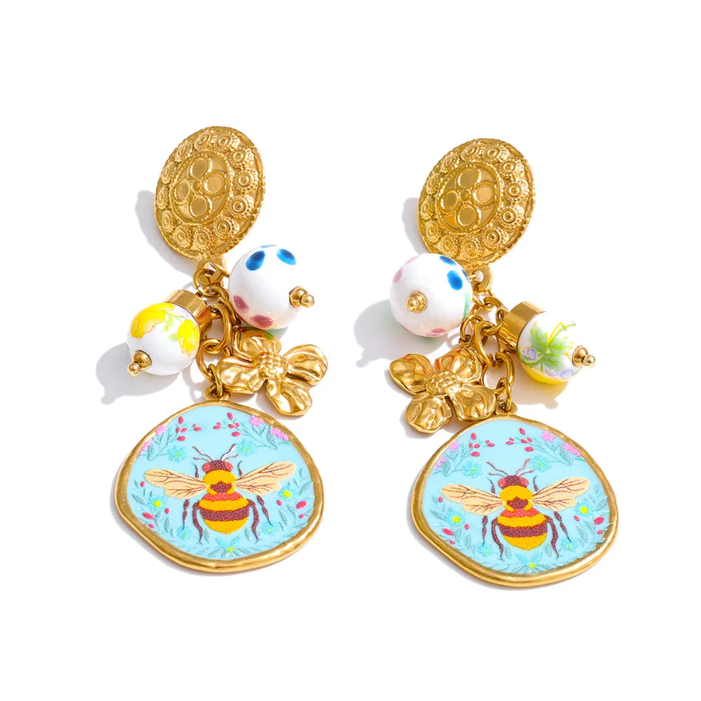 Flower earrings in gold-plated stainless steel.