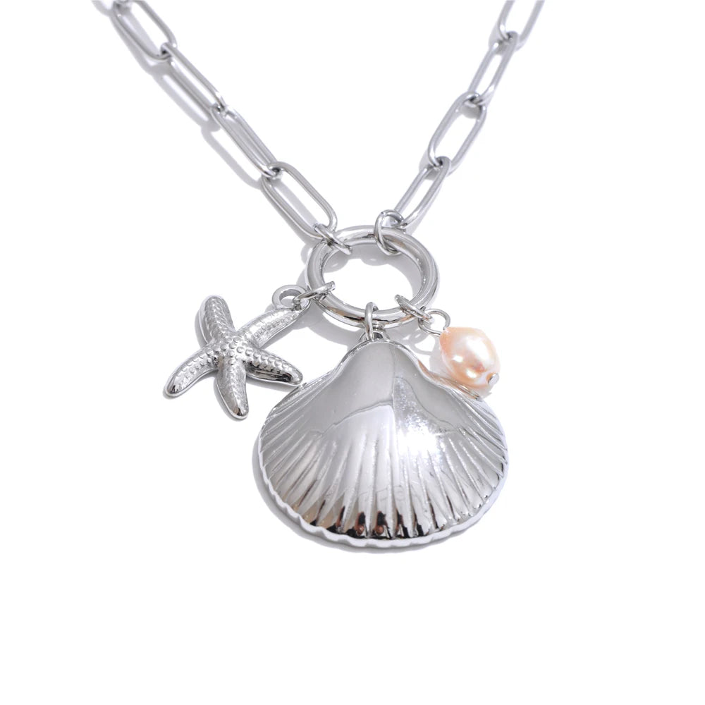 Freshwater pearl shell star necklace in gold-plated stainless steel with freshwater pearl and shell.