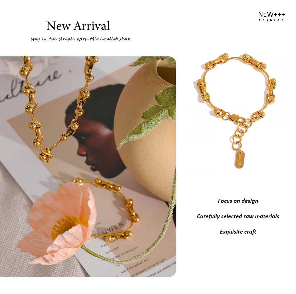 Geometric chain necklace in 18K gold-plated stainless steel.