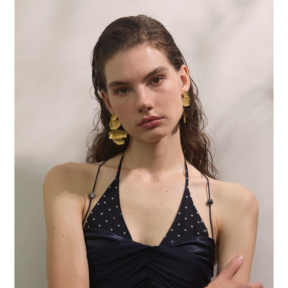 Hammered geometric earrings in gold-plated stainless steel.