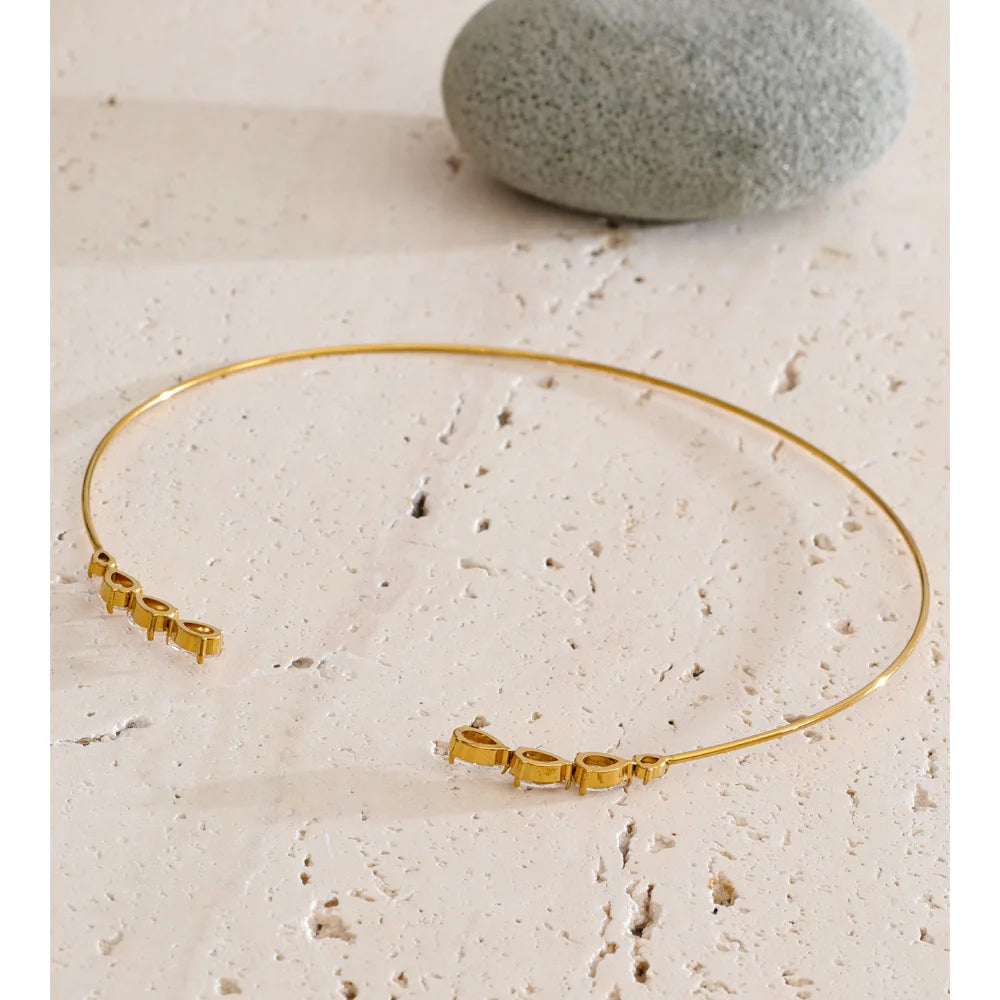 Cubic zirconia geometric necklace in gold-plated stainless steel with cubic zirconia.