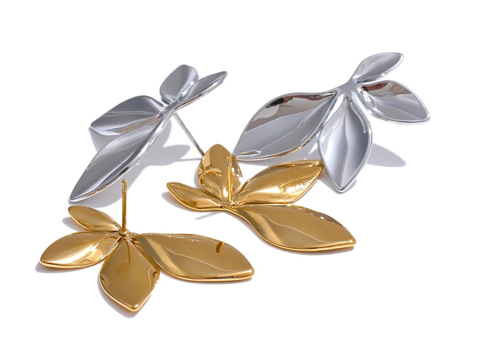 Flower geometric earrings in gold-plated stainless steel.