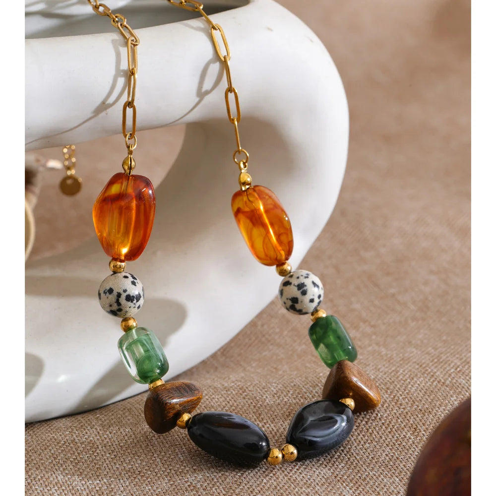 Resin natural stone beaded necklace in gold-plated stainless steel with natural stone and resin.