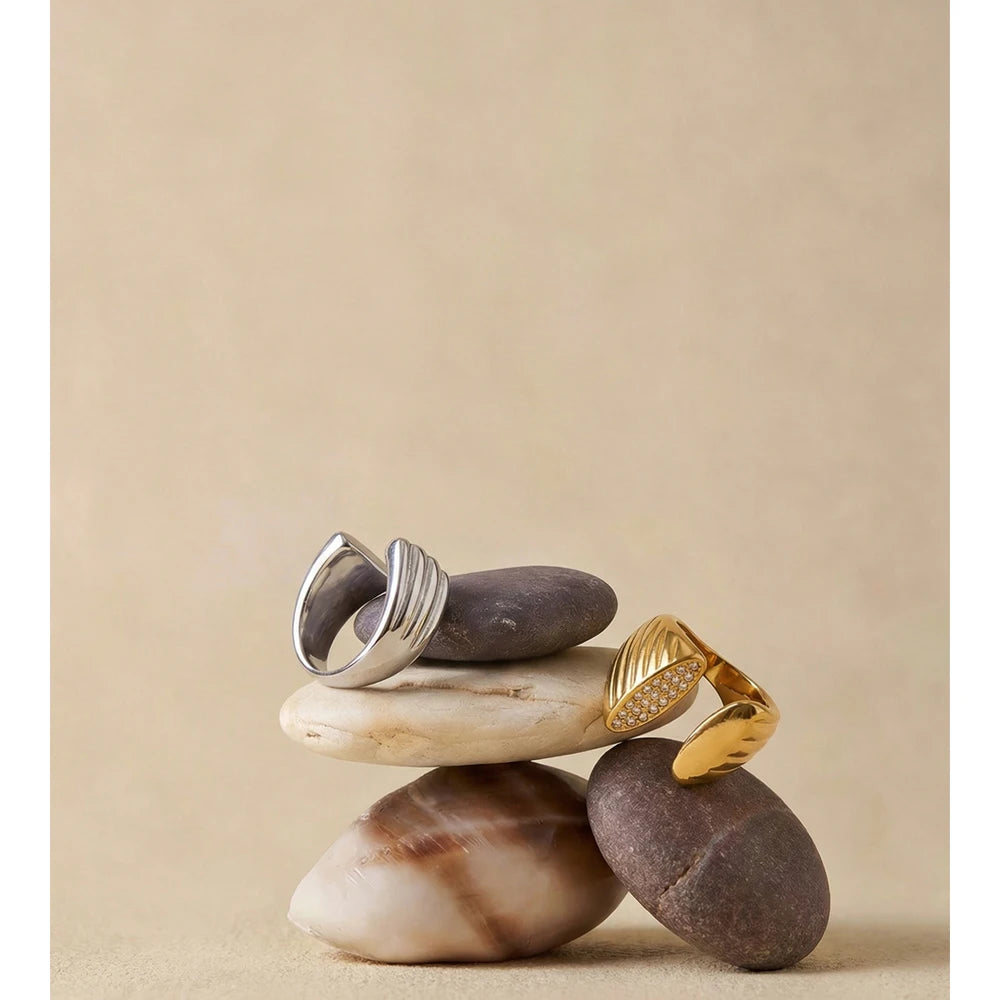 Cubic zirconia geometric ring in gold-plated stainless steel with cubic zirconia.
