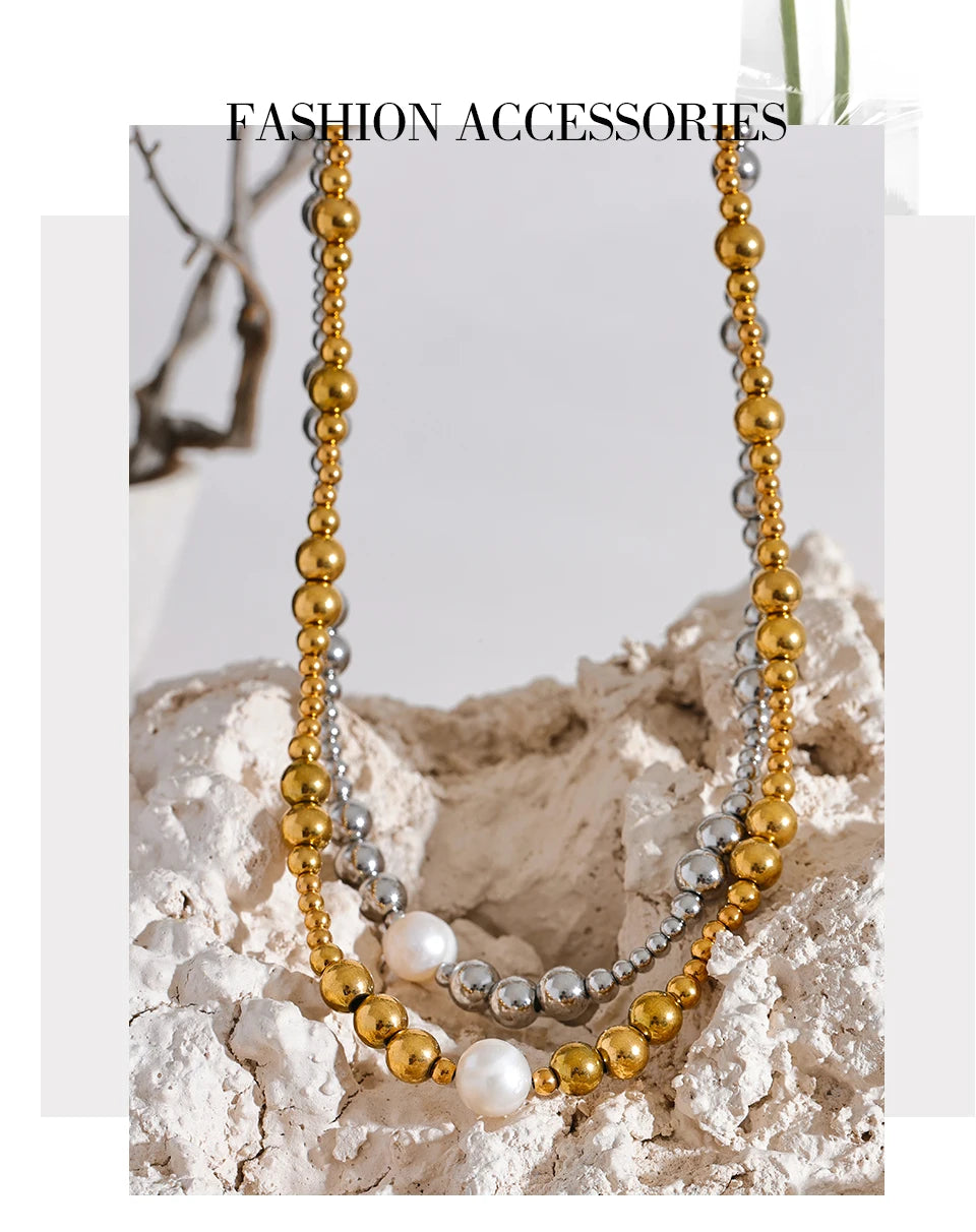 Freshwater pearl geometric necklace in 18K gold-plated stainless steel with freshwater pearl.