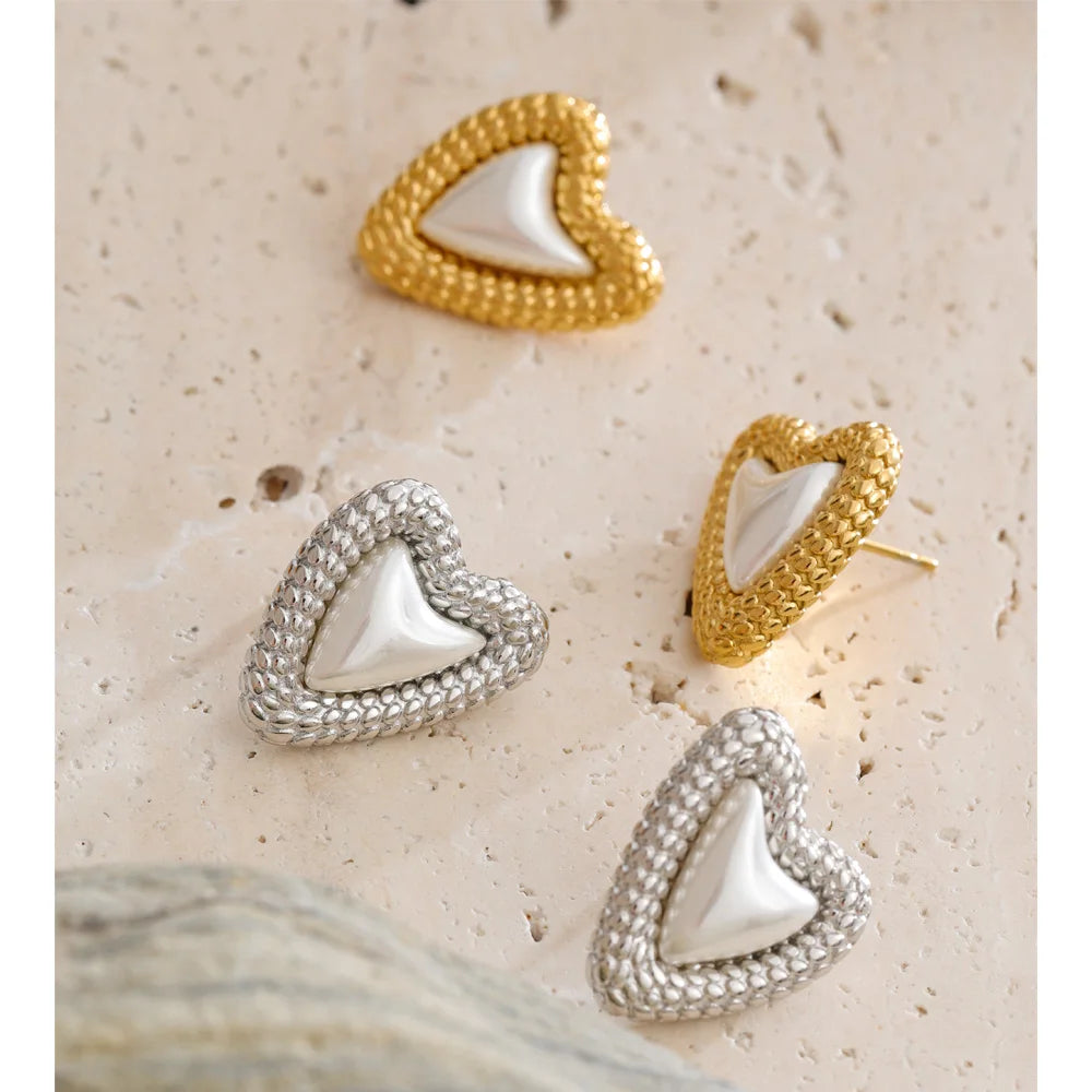 Pearl heart earrings in gold-plated stainless steel with pearl.