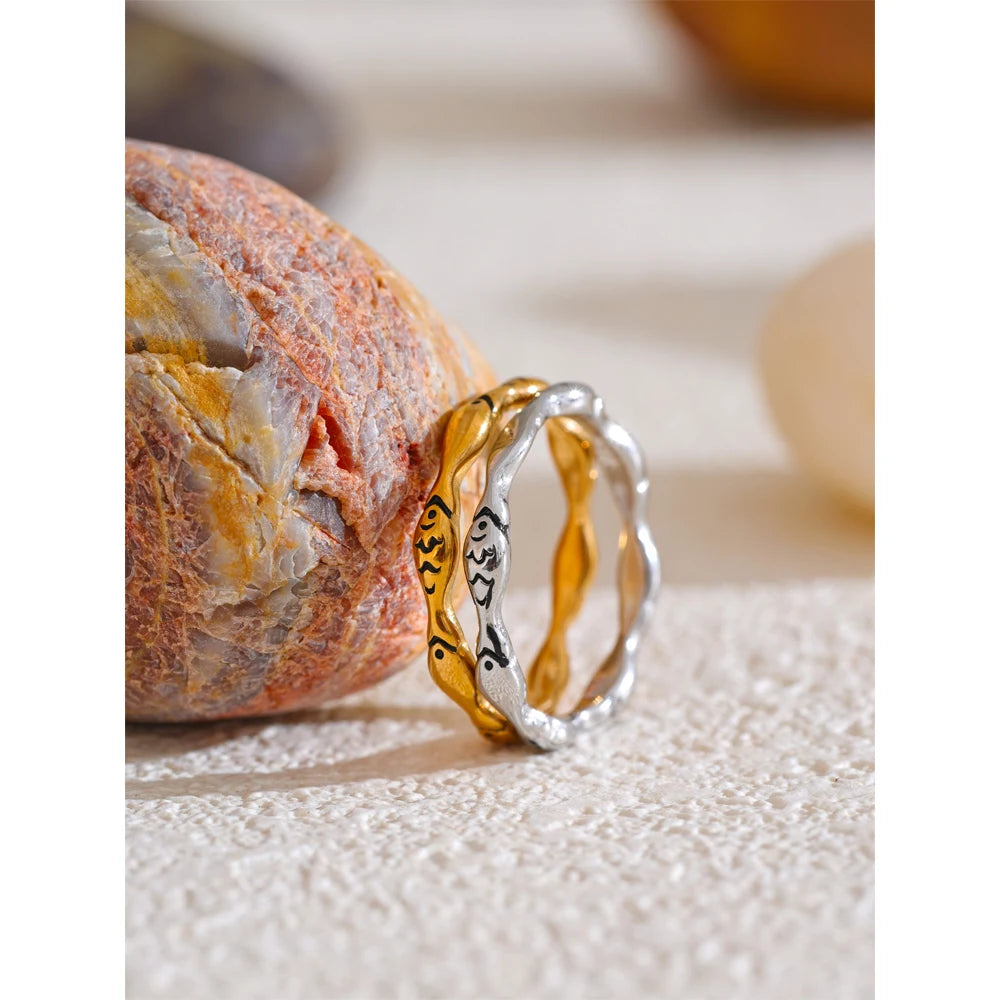 Minimalist geometric ring in 18K gold-plated stainless steel.