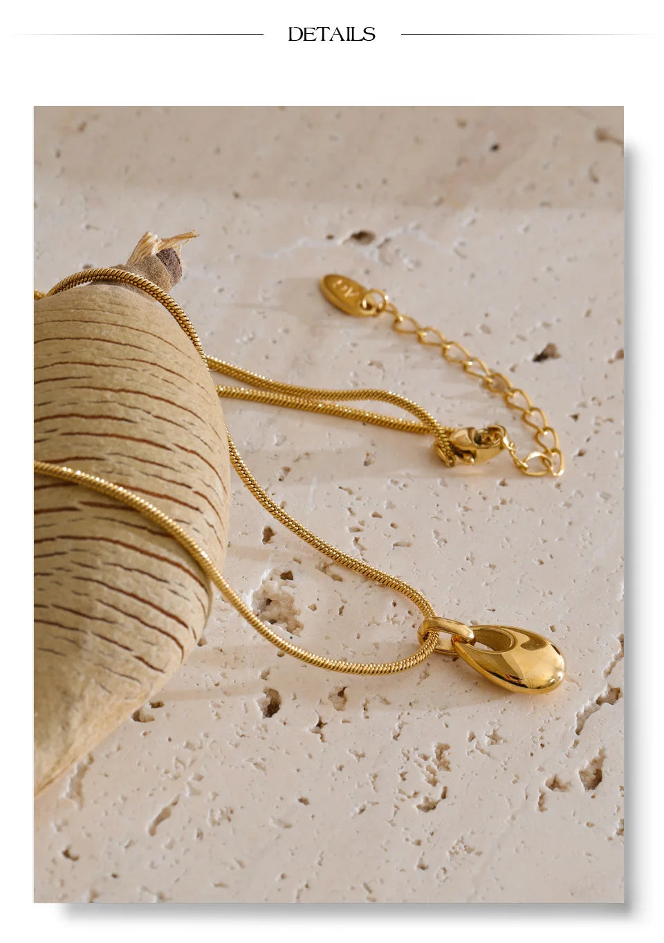 Geometric necklace in gold-plated stainless steel.