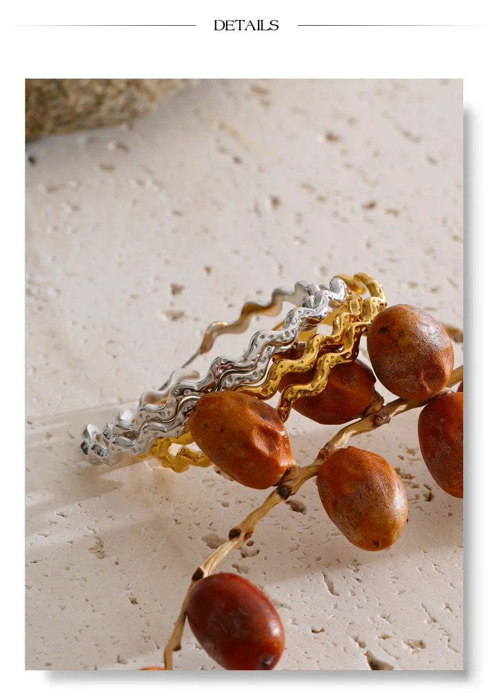 Geometric earrings in gold-plated stainless steel.