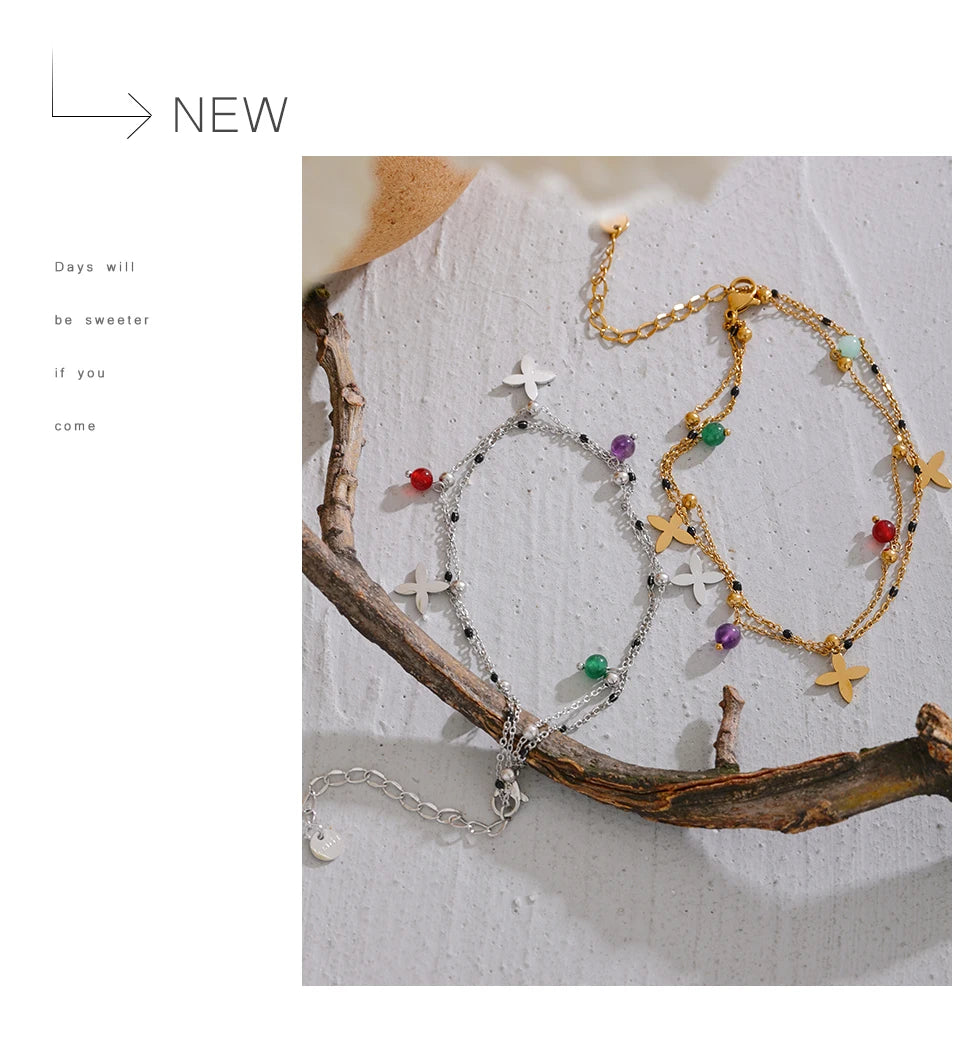 Natural stone flower beaded necklace in gold-plated stainless steel with natural stone.