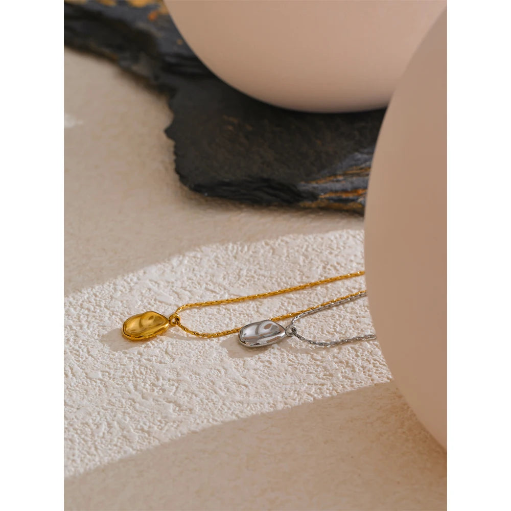 Hammered minimalist geometric necklace in gold-plated stainless steel.