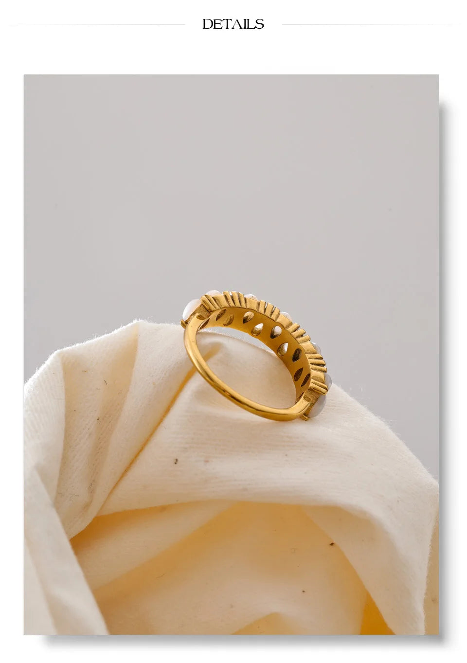 Pearl geometric ring in 18K gold-plated stainless steel with pearl.
