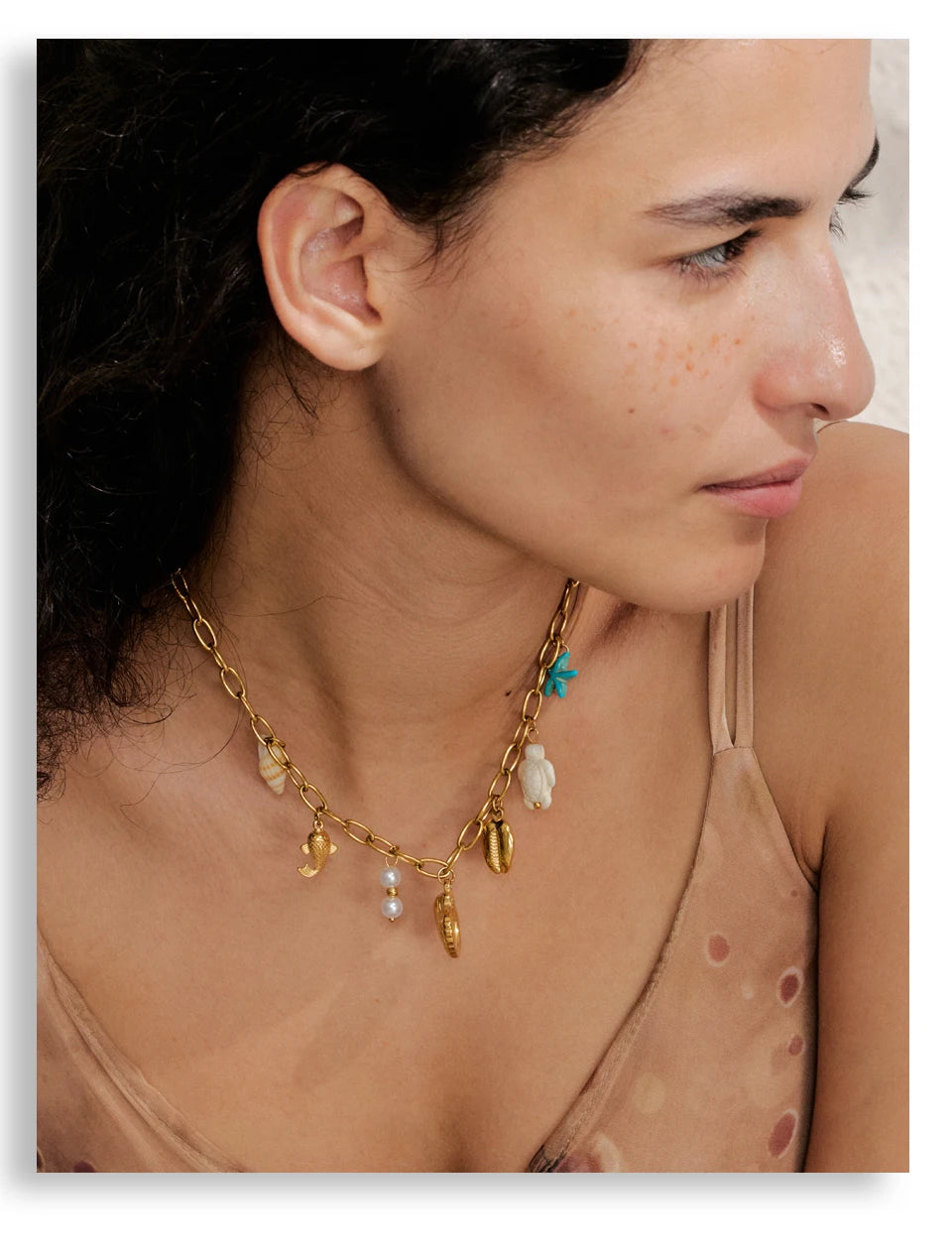 Shell star geometric necklace in gold-plated stainless steel with shell.