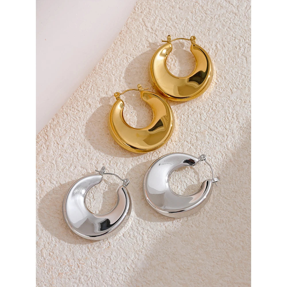 Minimalist geometric earrings in gold-plated stainless steel.