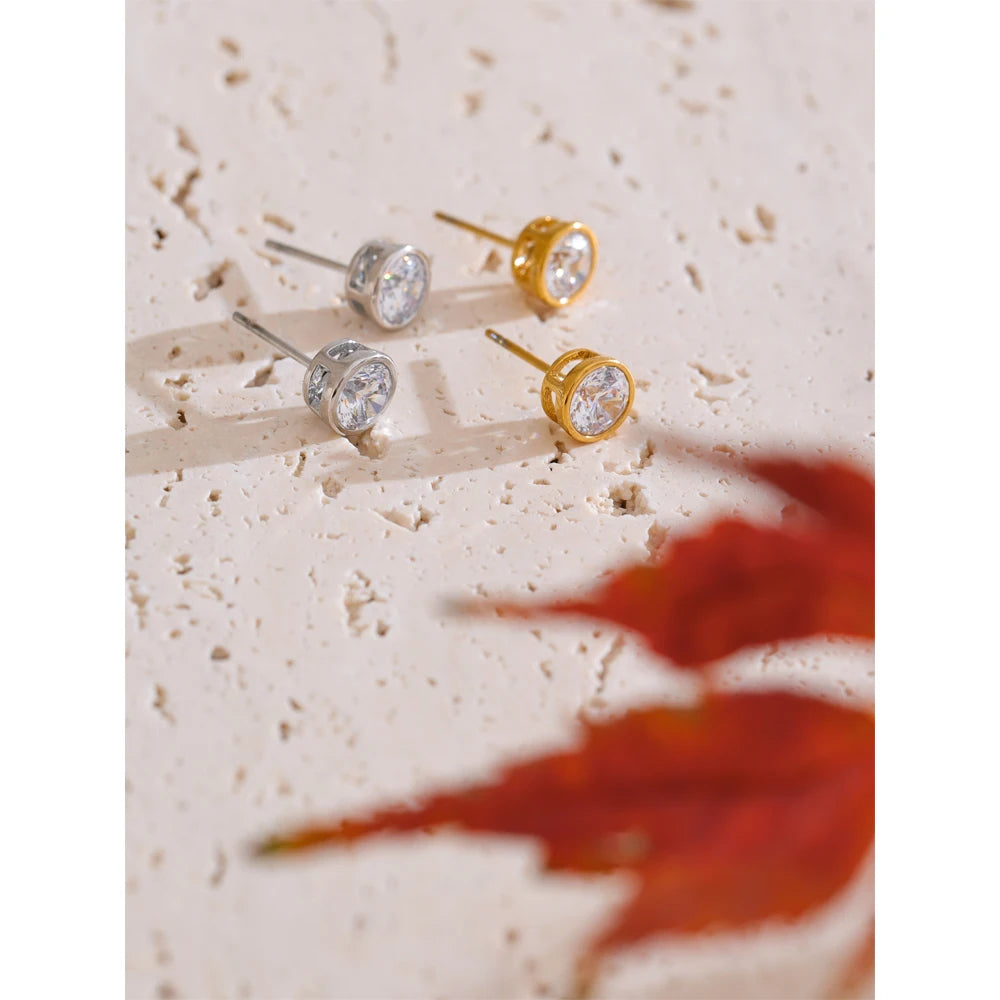 Cubic zirconia geometric earrings in gold-plated stainless steel with cubic zirconia.