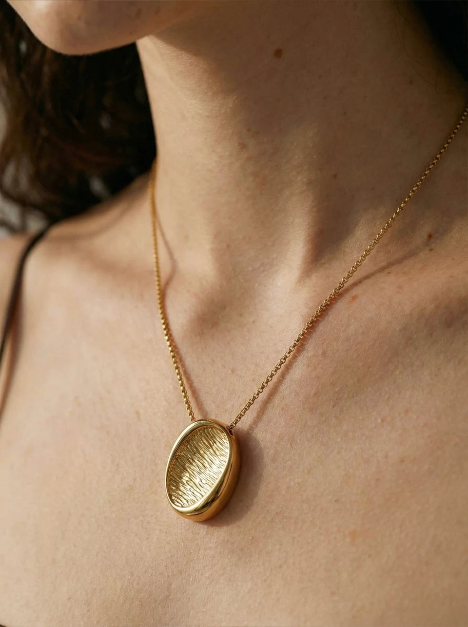 Geometric necklace in gold-plated stainless steel.