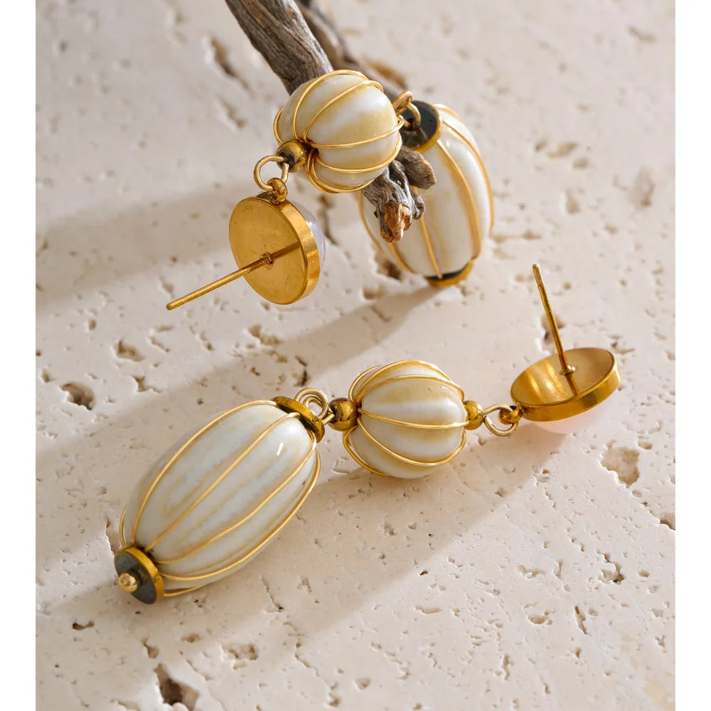 Beaded geometric earrings in gold-plated stainless steel.