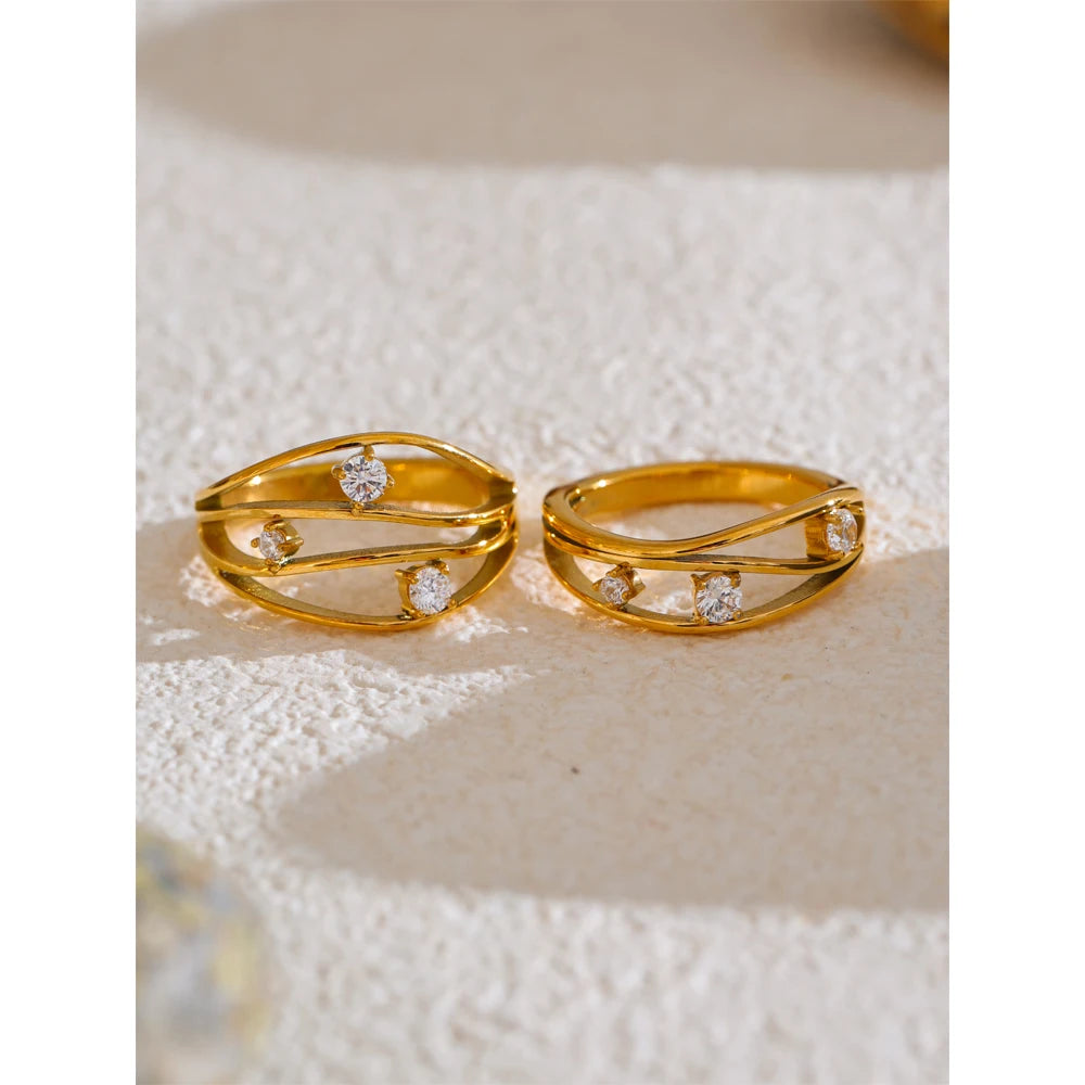 Cubic zirconia geometric ring in 18K gold-plated stainless steel with cubic zirconia.