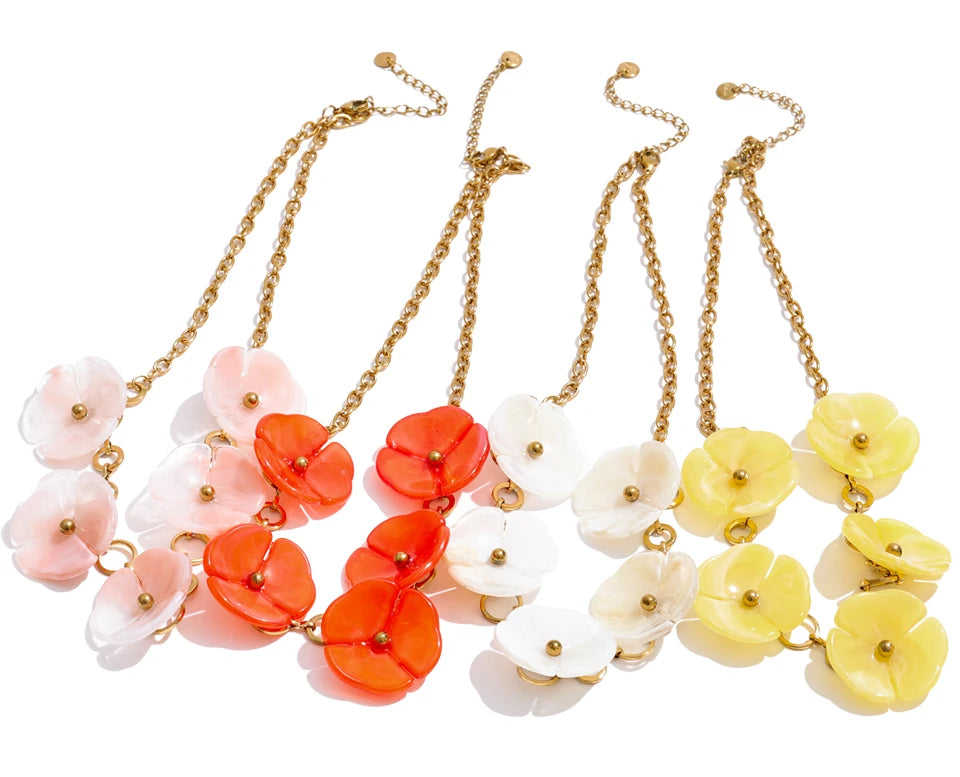 Resin flower chain necklace in gold-plated stainless steel with resin.