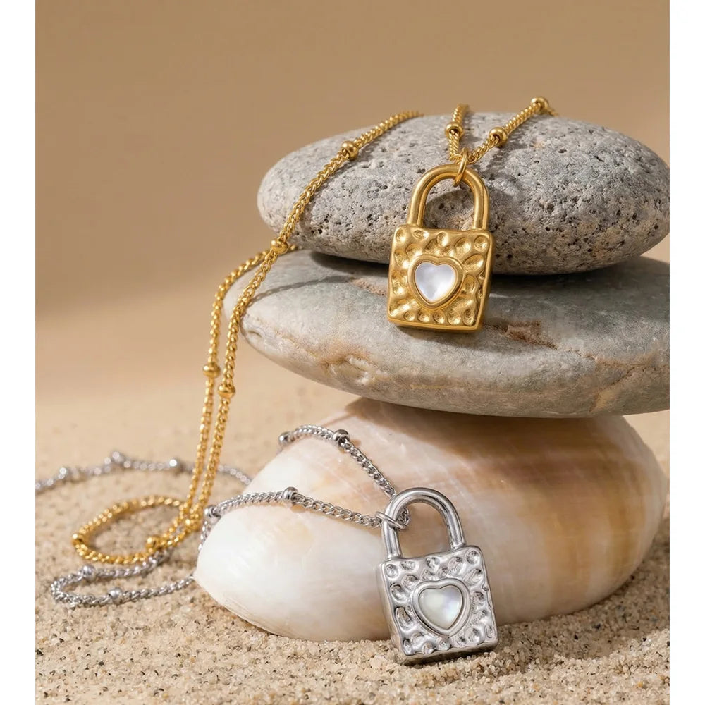 Shell heart geometric necklace in gold-plated stainless steel with shell.