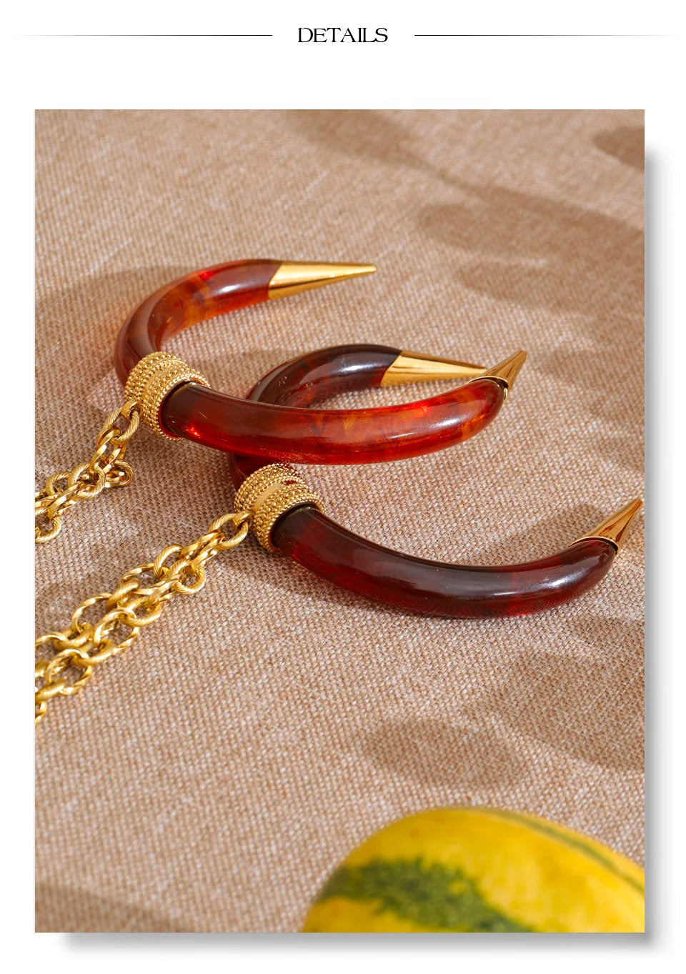 Resin geometric necklace in gold-plated stainless steel with resin.