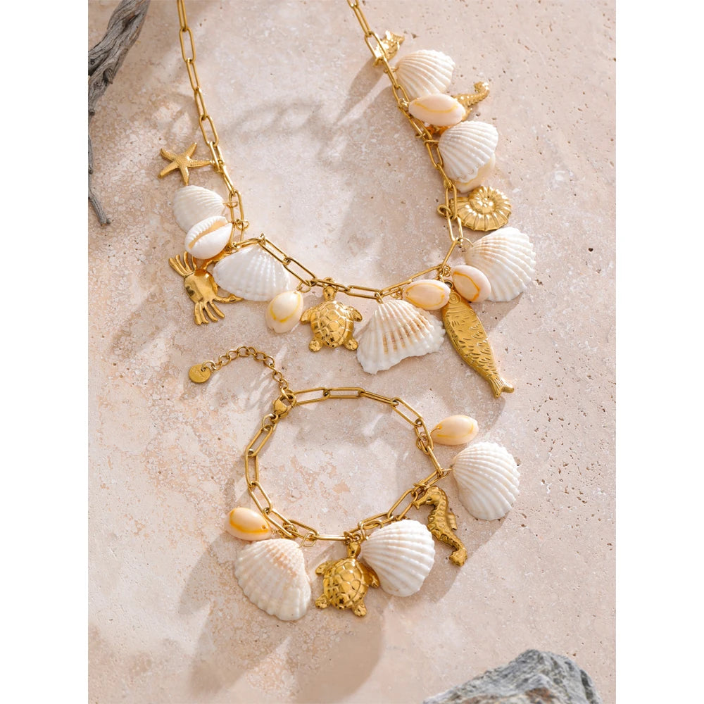 Shell geometric necklace in gold-plated stainless steel with shell.